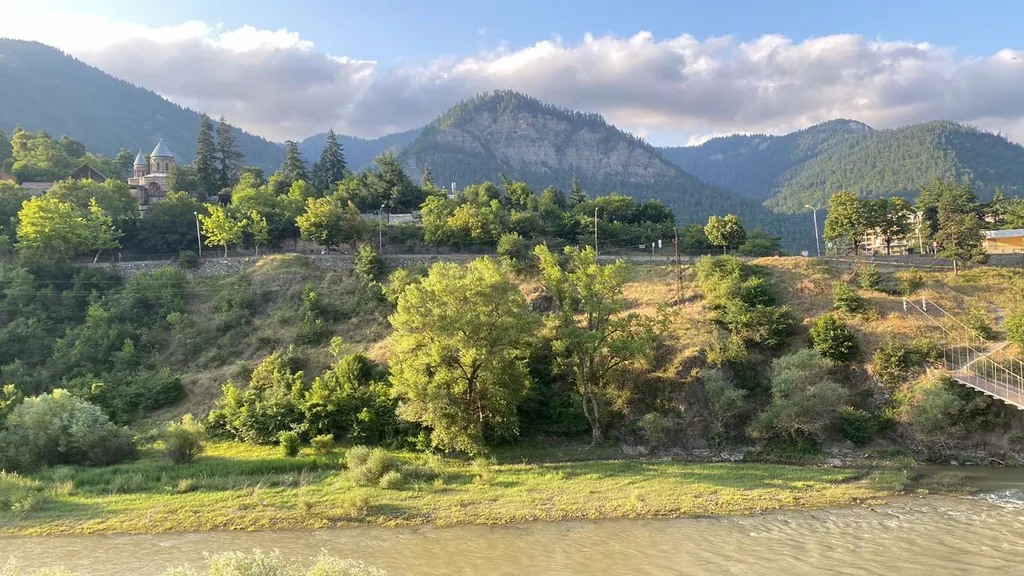 Квартира на 5 этаже с видом на горе