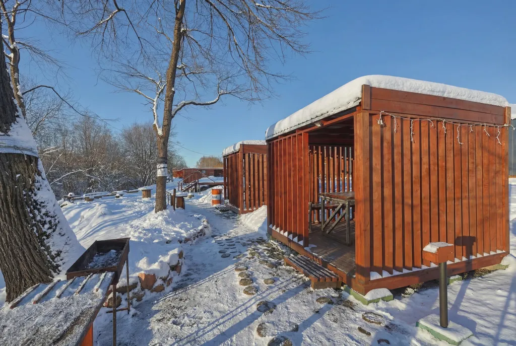 Современный двухэтажный дом из натурального дерева, с большими окнами