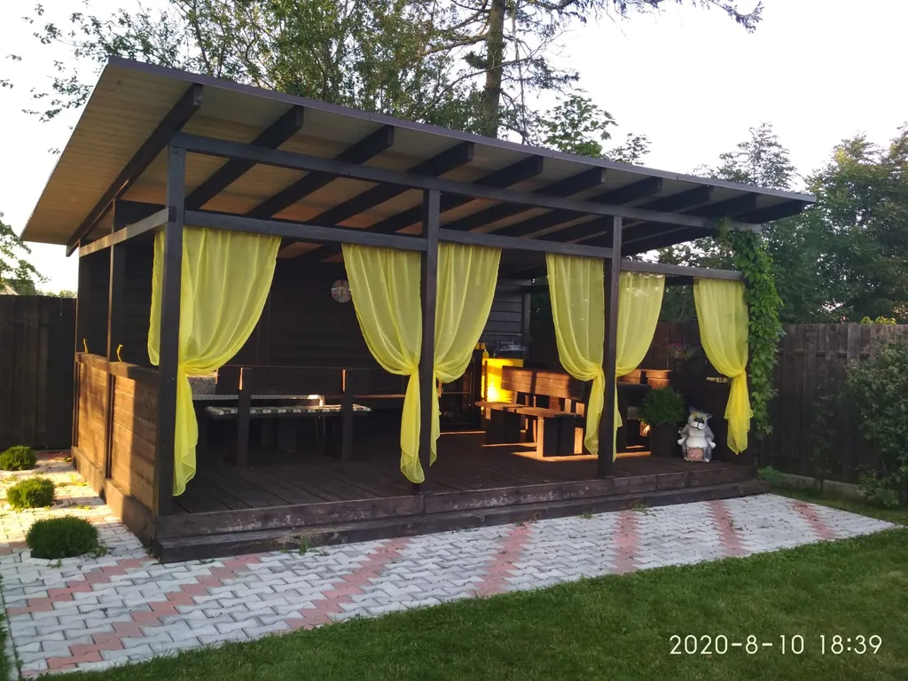 Дом с беседкой