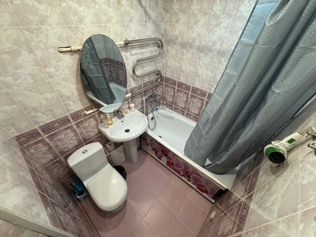 Двухкомнатная студия с красным диваном в центре города