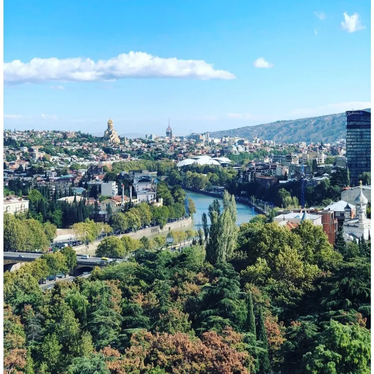 Апартамент с балконом с видом на город