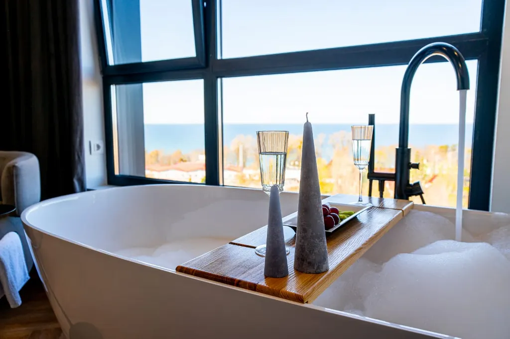 Апартаменты с ванной у окна и видом на море