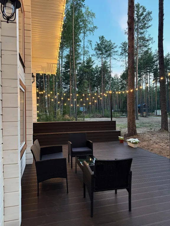 Белый дом и сосны