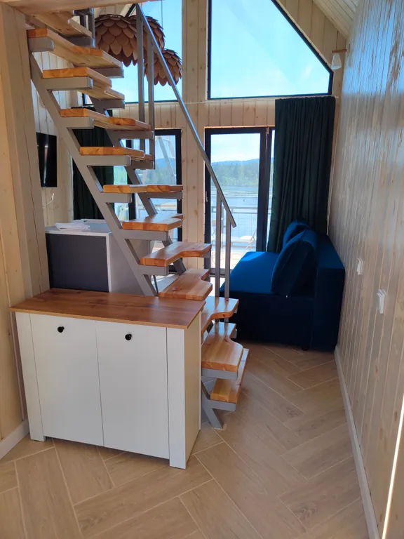 Домик на берегу озера в современном стиле со всеми удобствами