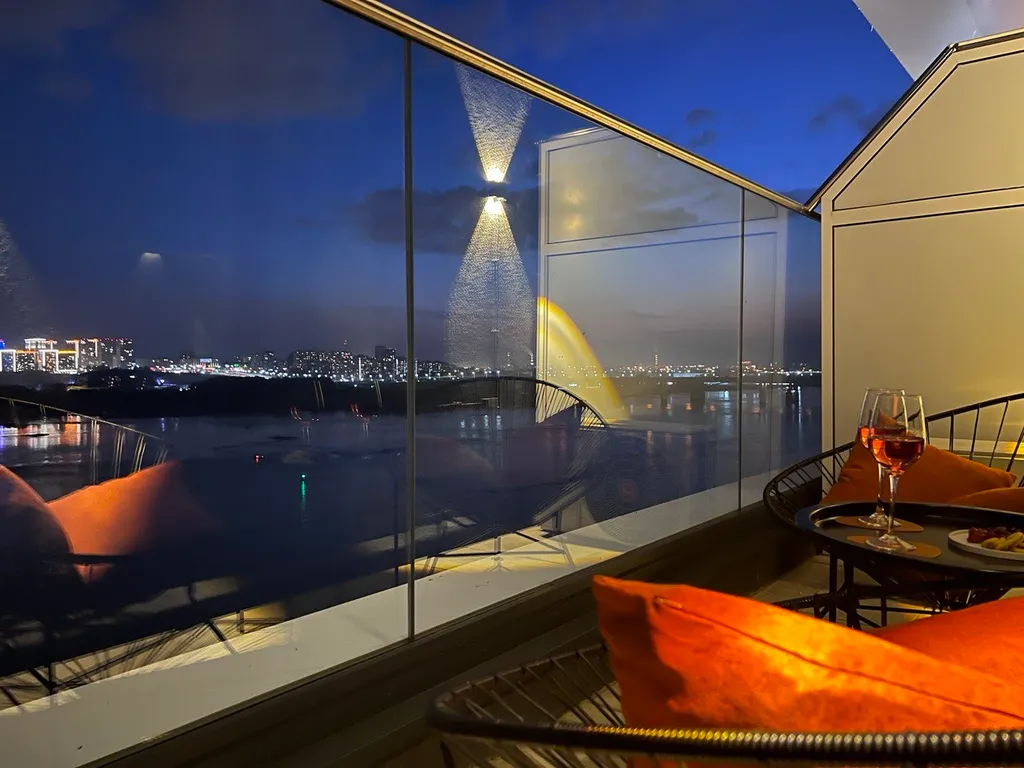 Квартира с видом на реку с террасы