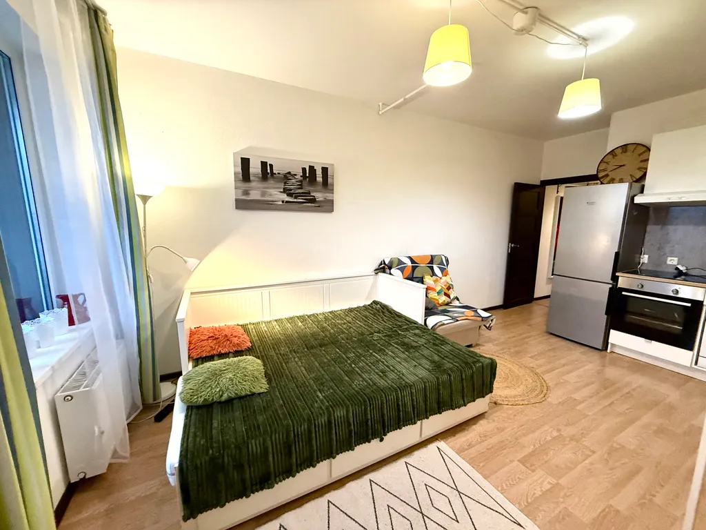 Студия для троих гостей