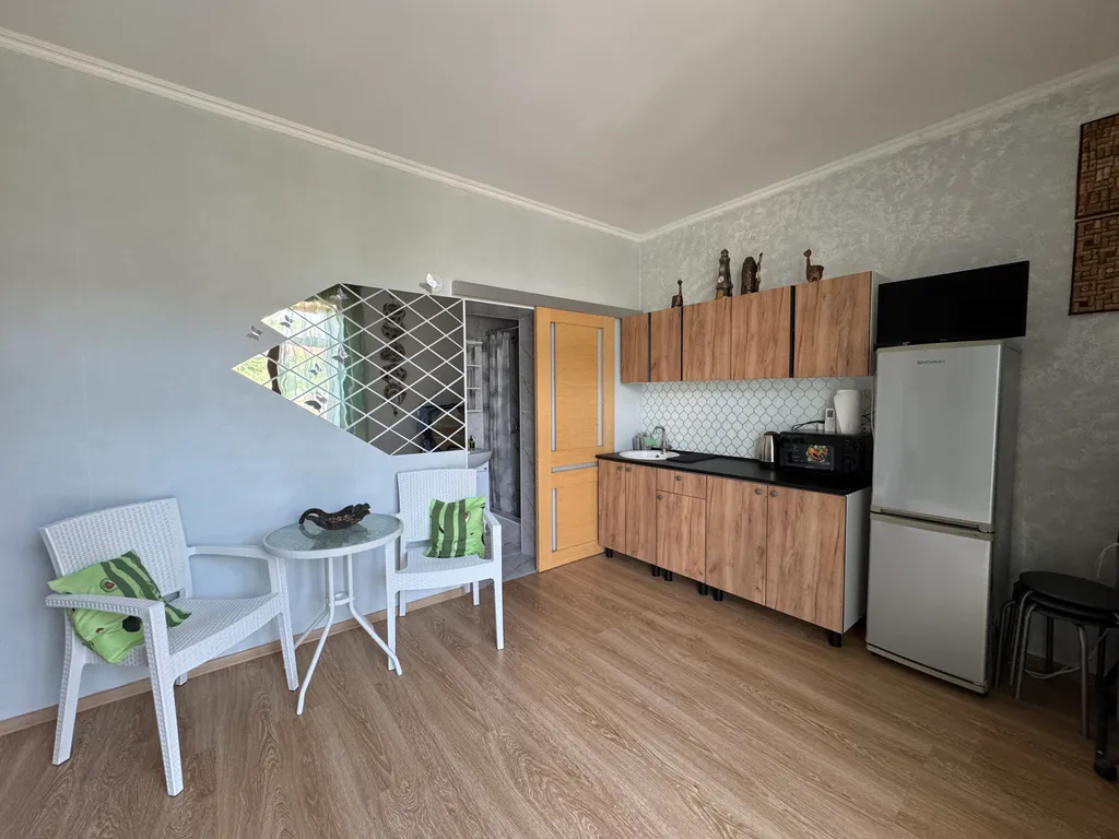 Уютная студия с дизайнерским ремонтом и балконом