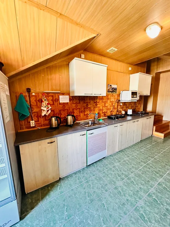 Уютная комната на мансарде с видом на море