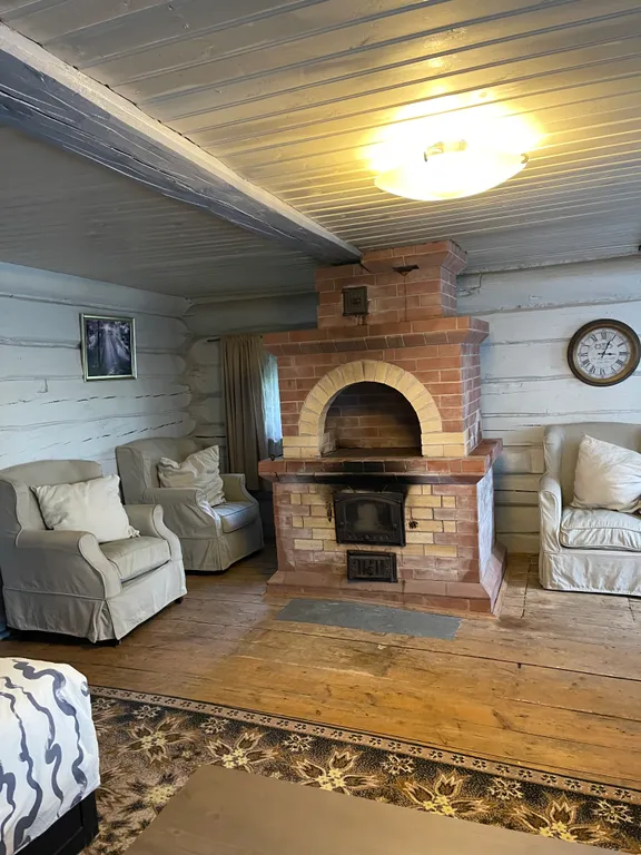 Дом с баней на берегу реки Волга с большой территорией