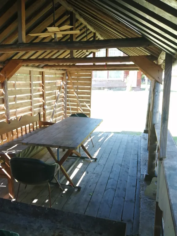 Дом на берегу с баней и лодкой