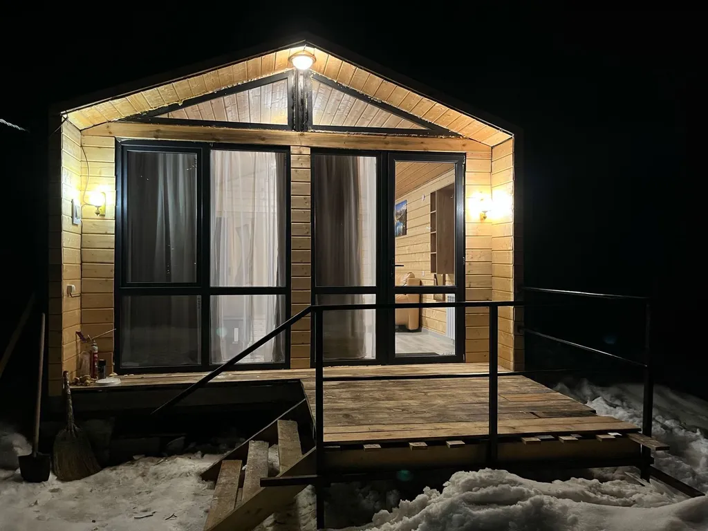 Домик в лесу с панорамными окнами