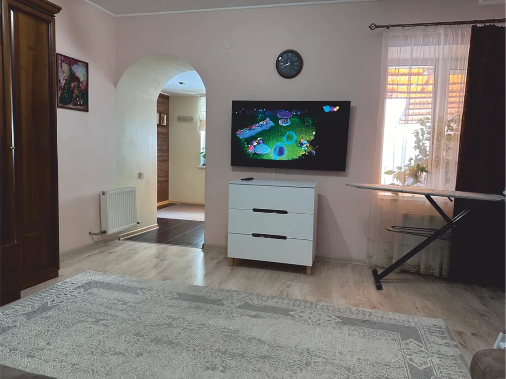 Уютный дом с отдельным двором, зоной барбекю и парковочным местом