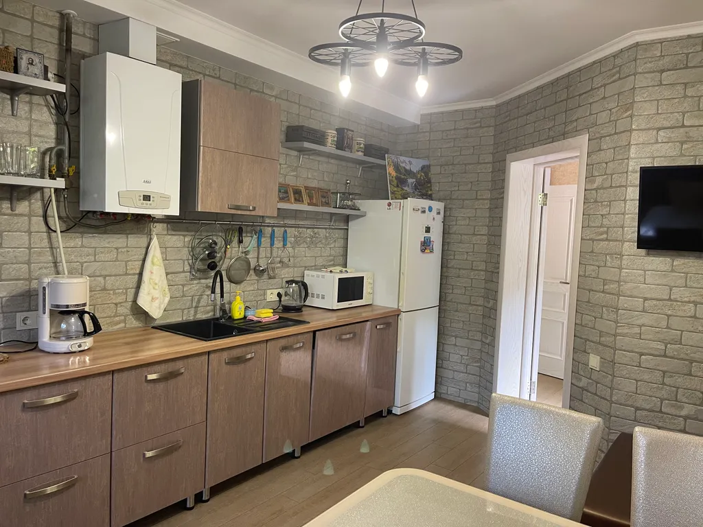 Квартира в трёхэтажном доме — аренда посуточно в Алушта