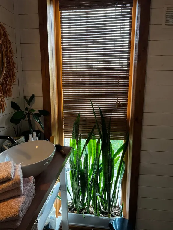 Лесной домик a-frame с террасой на холме, среди высоченных елей и берез