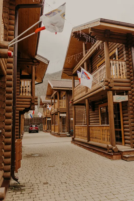 Дом напротив подъемника курорта Красная поляна с видом на горы