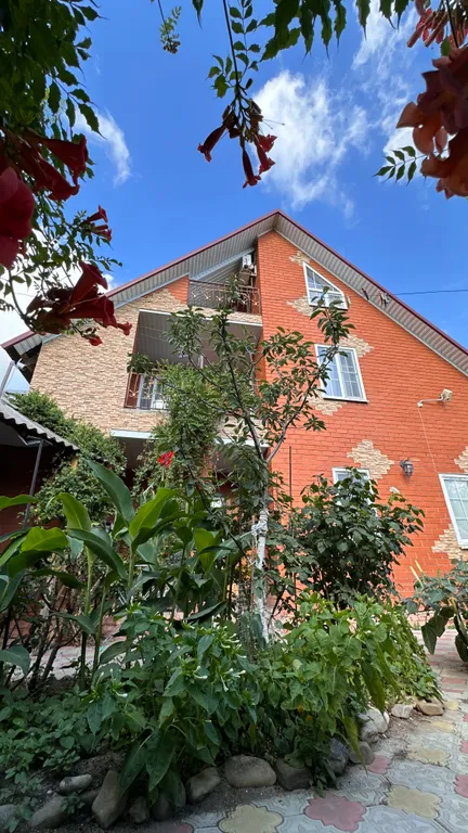 Благоустроенная комната в коттедже с двумя балконами и видом на море.