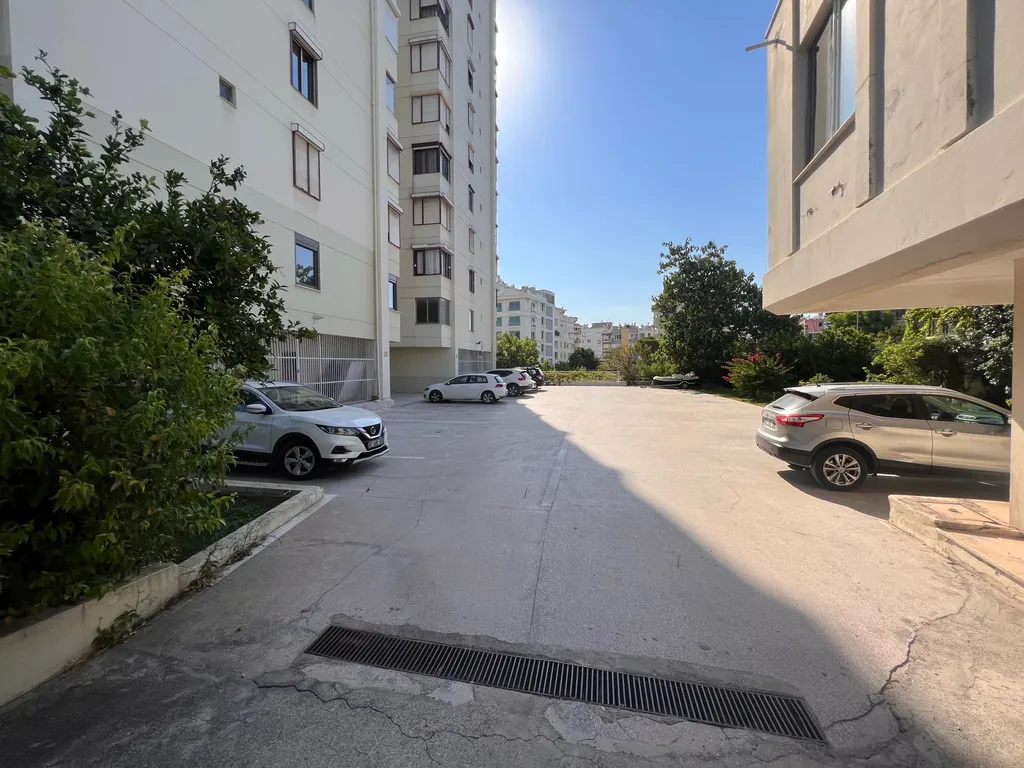 Spacious luxury waterfront flat