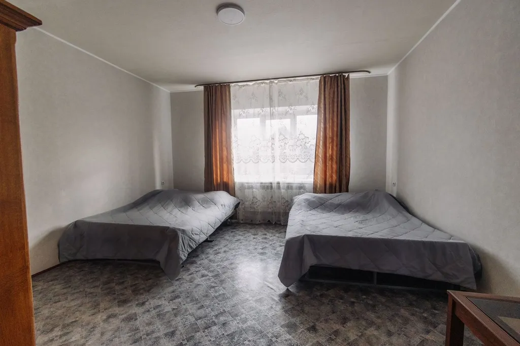 Коттедж в центре города с камином, аэрохоккеем, спортзалом и библиотекой