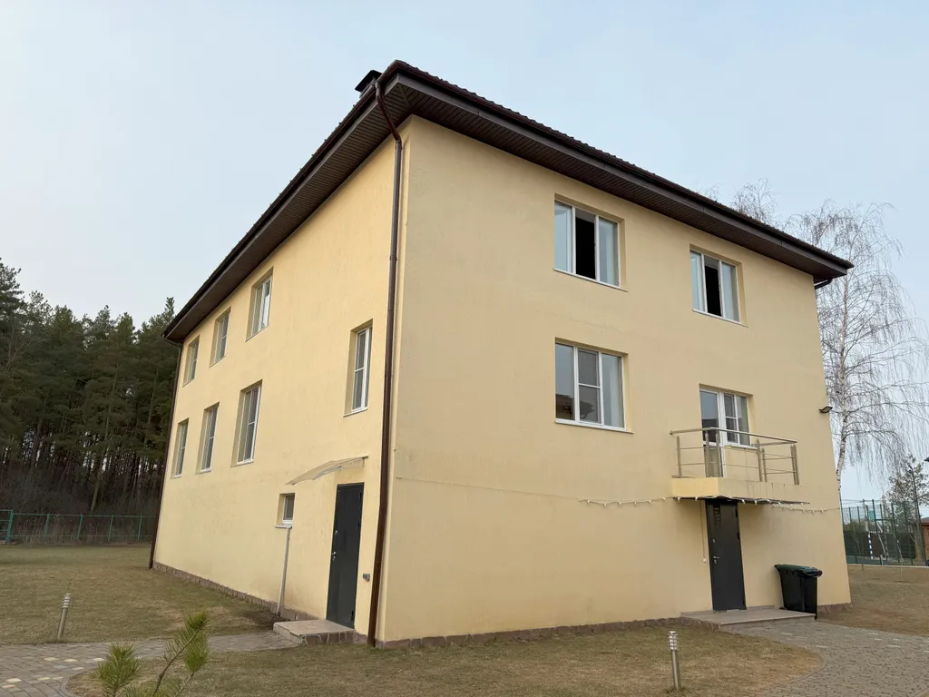 Дом с бассейном, спортзалом и 3 спальнями