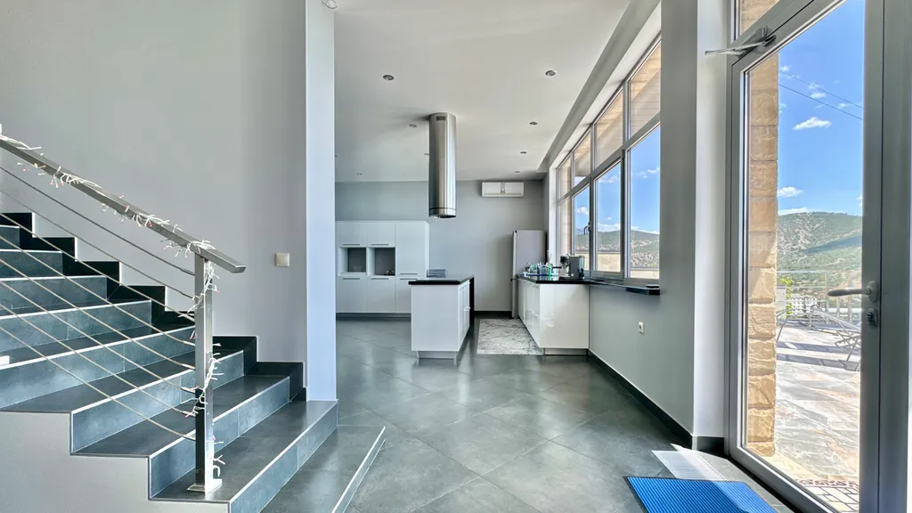 Дом с видом на горы и море