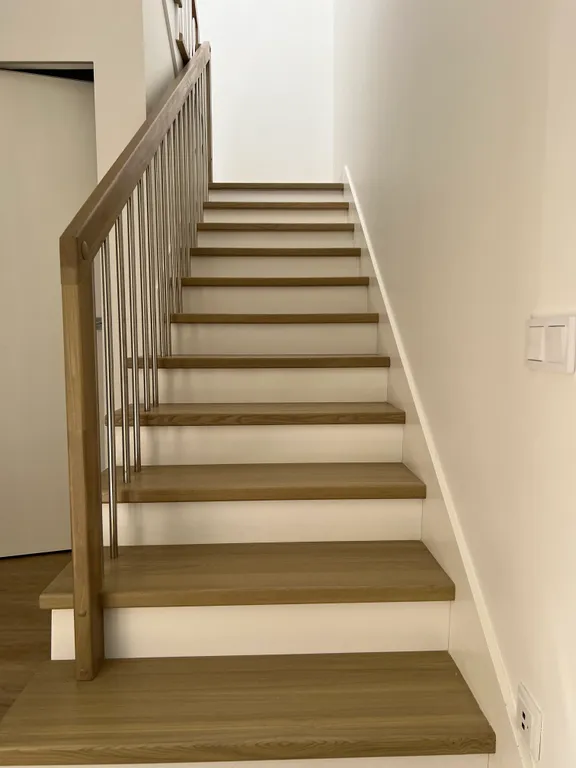 Просторный дом с камином в сосновом лесу