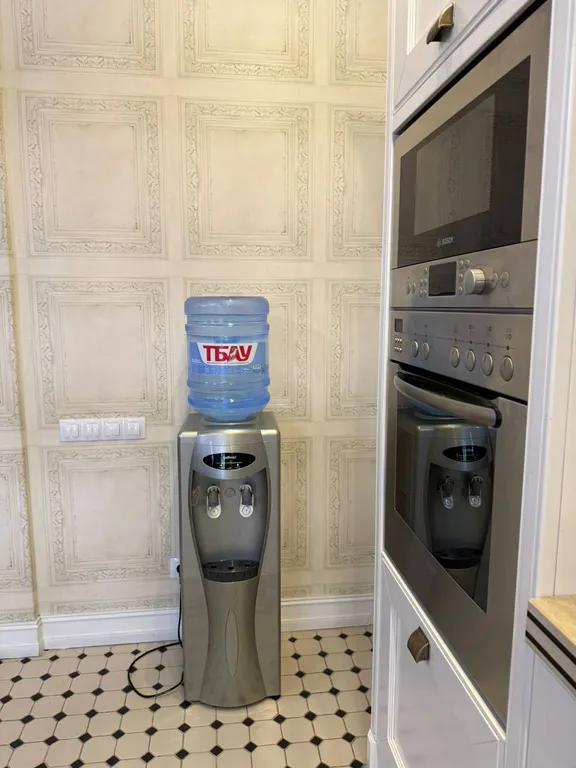 Квартира с видом на горы, город и храм Святого Георгия от Juls Apart