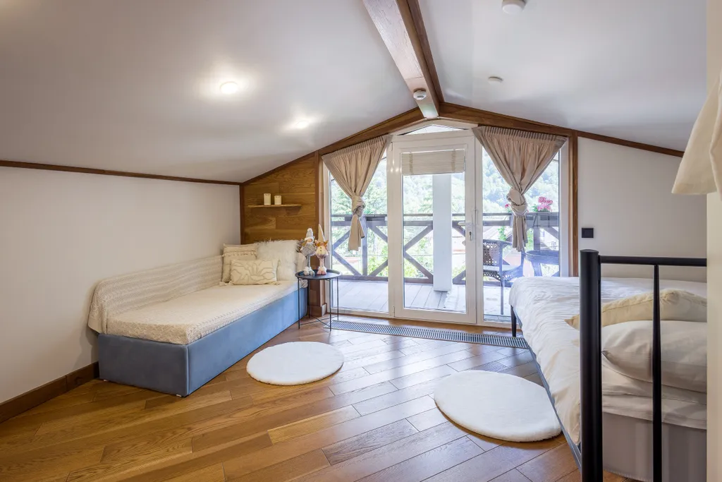 Дом у сквера в центре Поляны