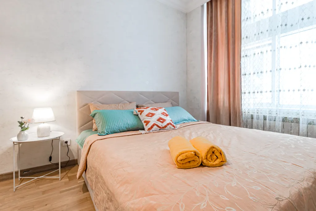 Рядом с Байтереком в золотом квадрате