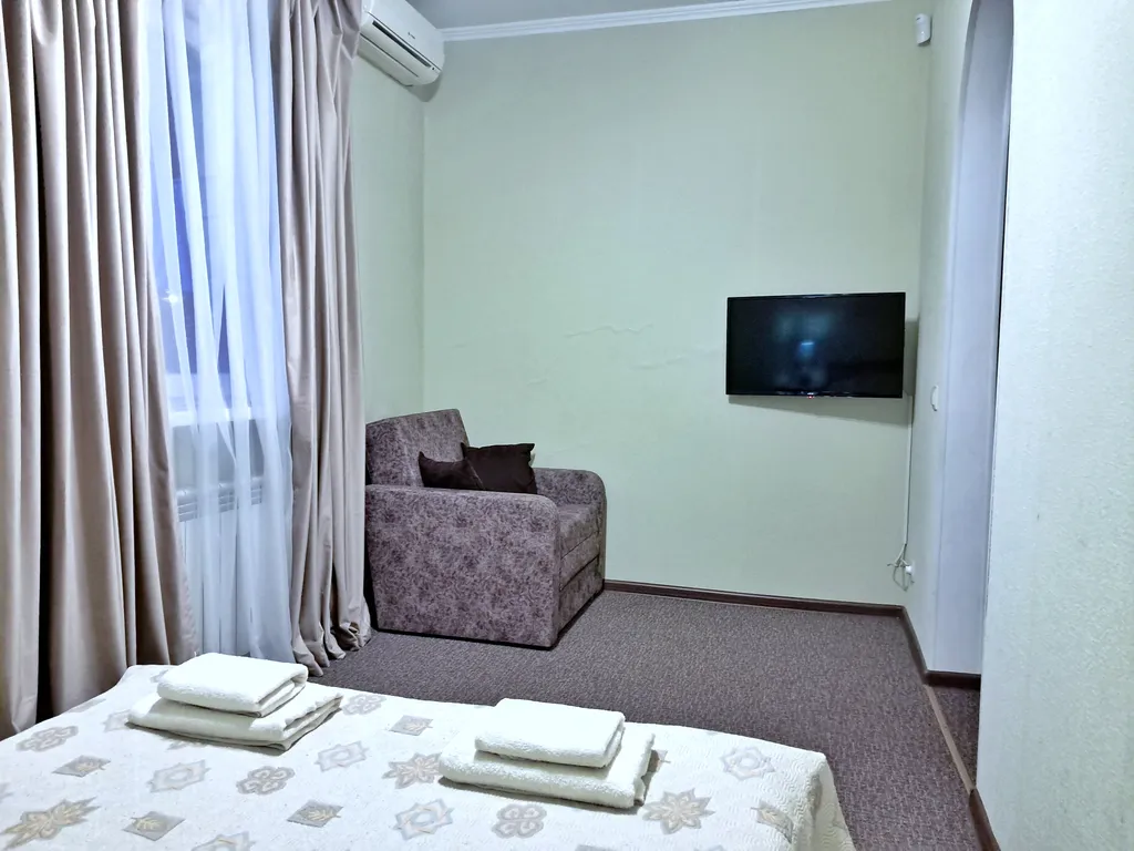 Номер в сердце города.Главный пр-т Азовский-2 мин.Набережная,пляж-5мин
