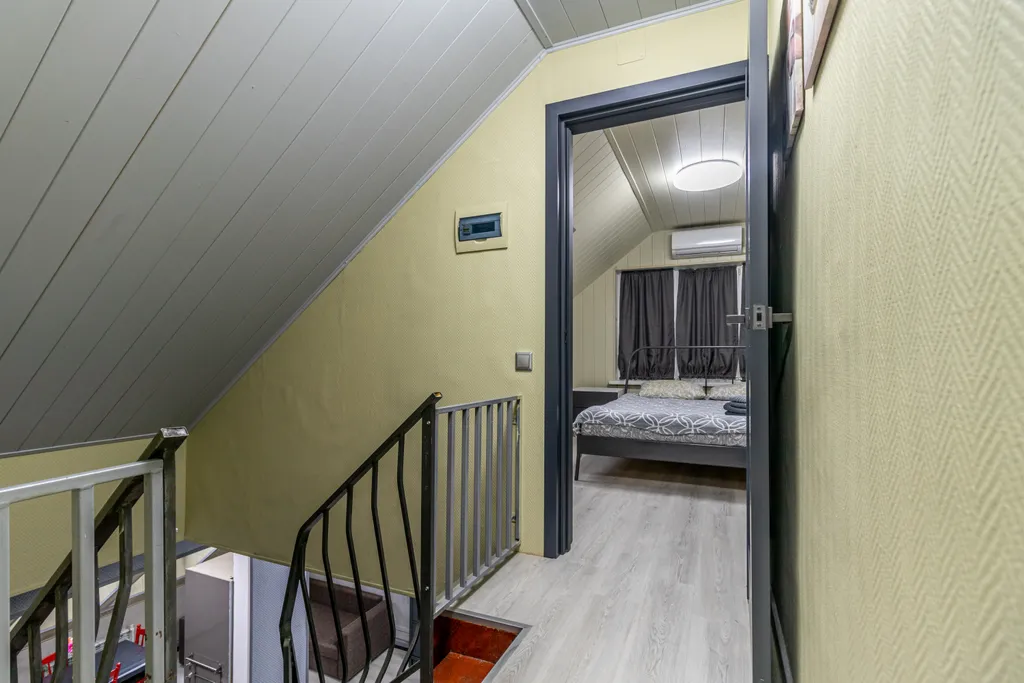 Двухуровневая квартира-студия с отдельной спальней