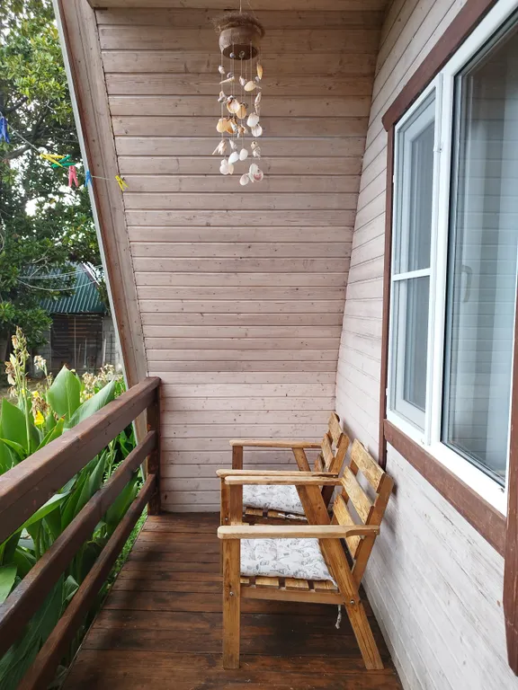 Деревянное шале с видом на море