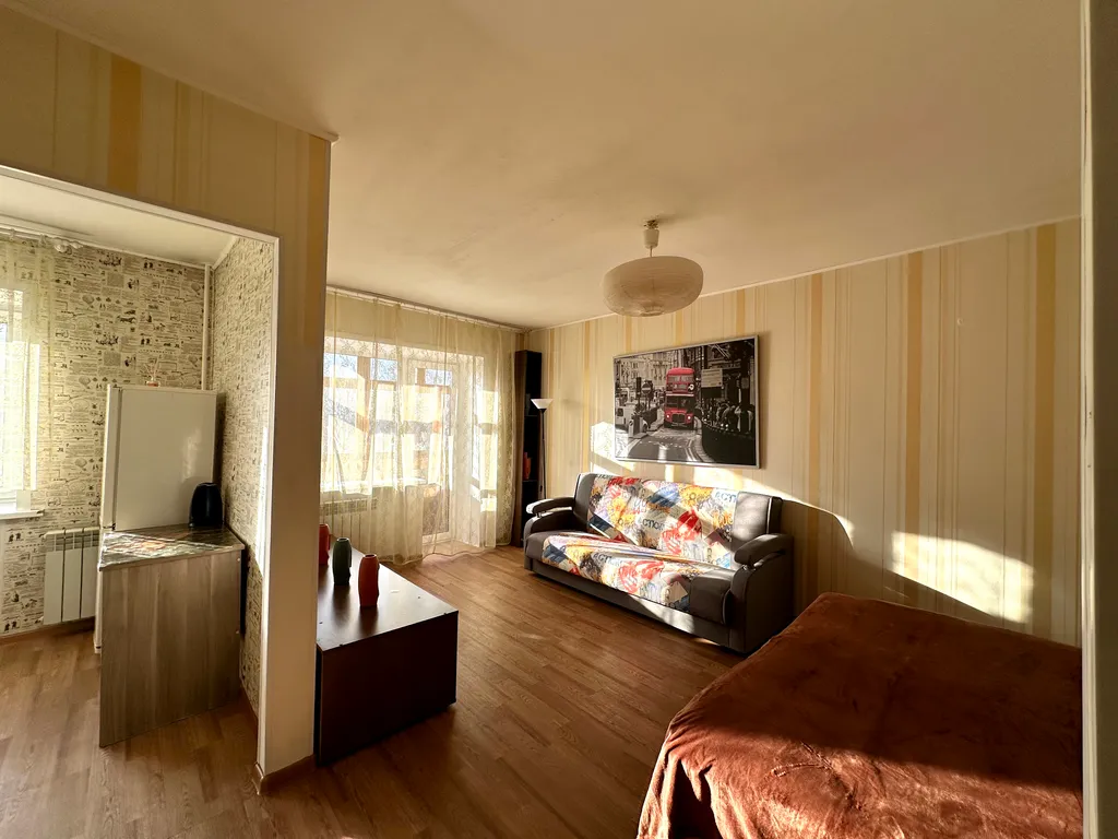 Калина Юрга у кинотеатра Эра