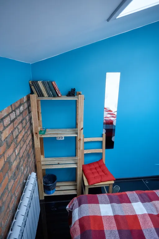 Небольшая, очень уютная, одноместная комната с мансардным окном