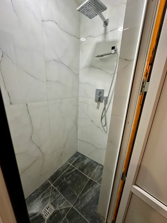 Уютная комната с прекрасным видом на город