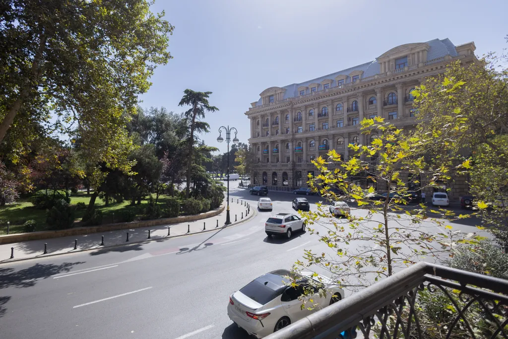 Квартира с видом на бульвар в центре города