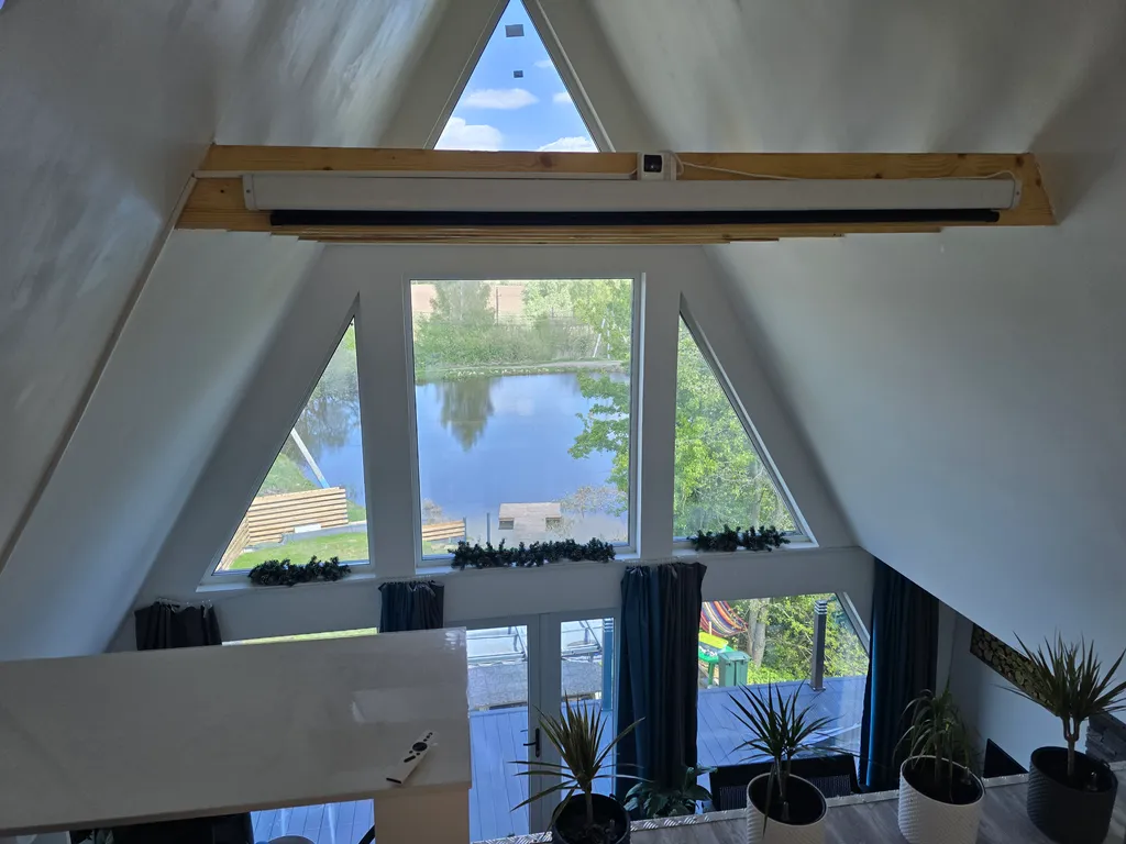 Дом у пруда