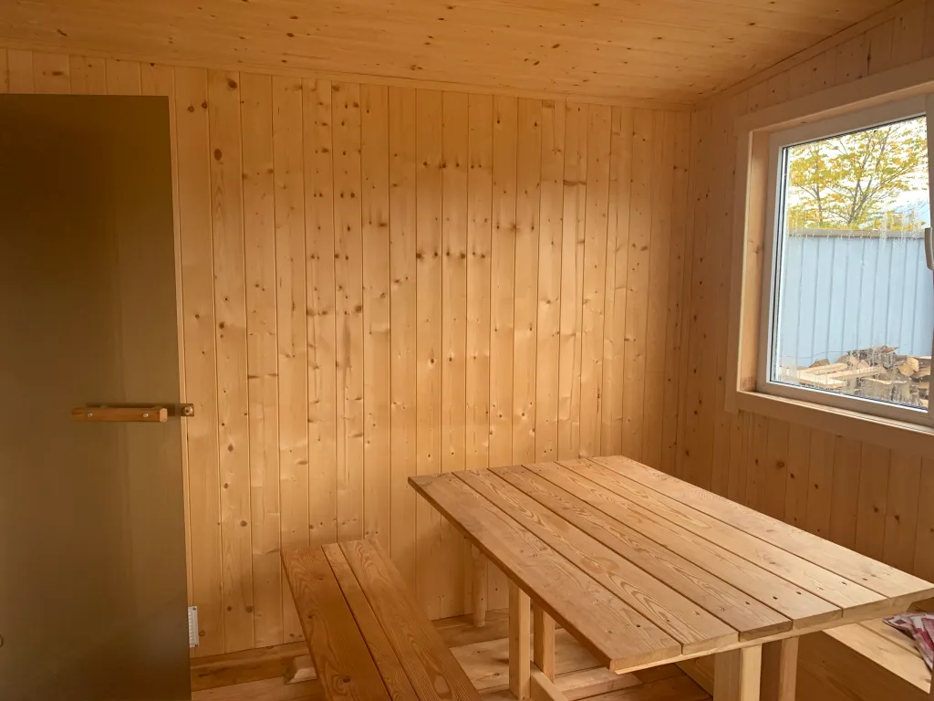 Дом на берегу реки с бассейном и видом