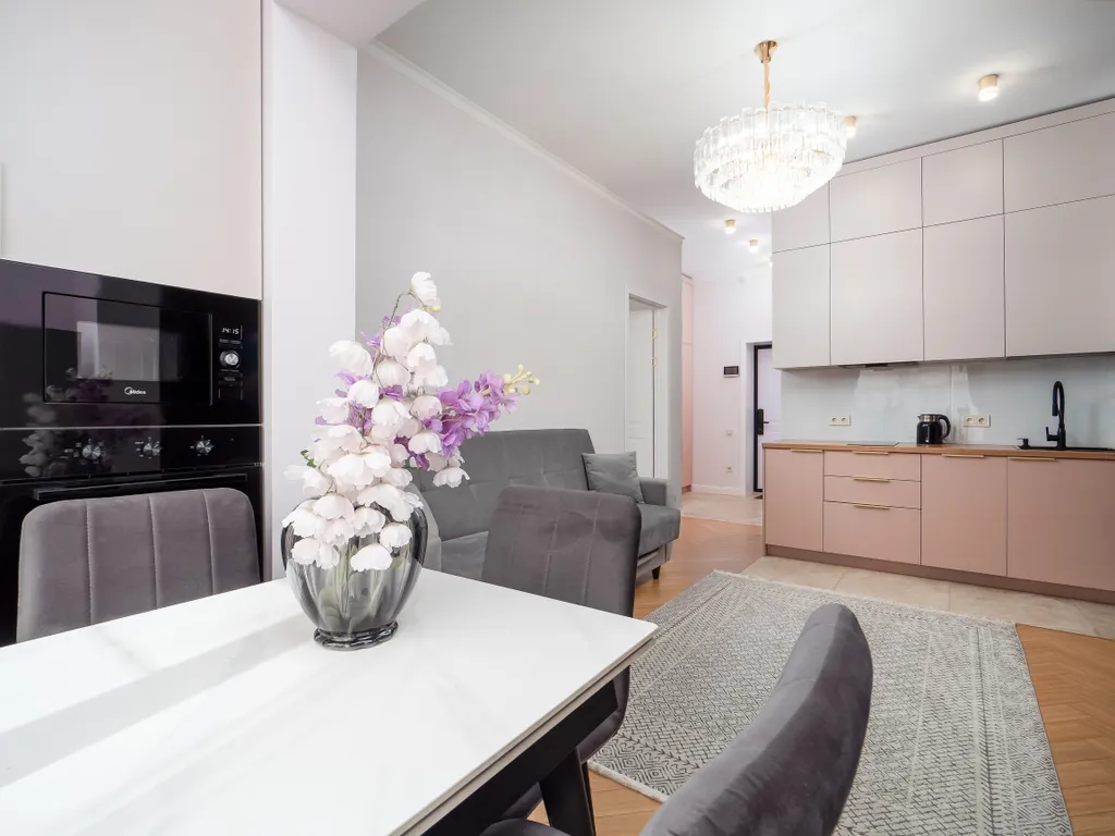 Уютная двухкомнатная квартира в районе Меги с видом на город