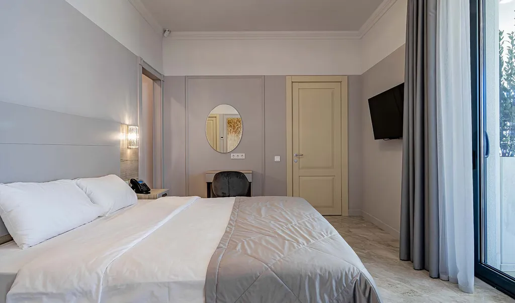 Полулюкс с выходом к бассейну и террасой