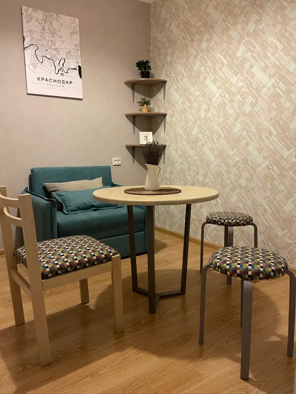 Двухкомнатная квартира с собственной террасой в неосоветском стиле