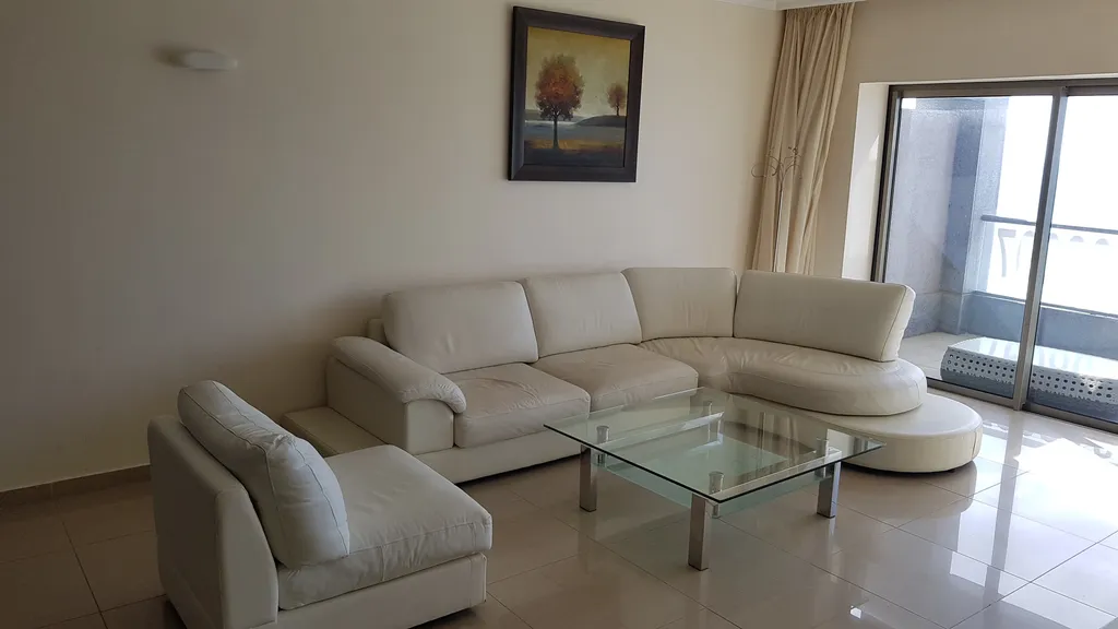 Четырехкомнатная квартира на берегу моря