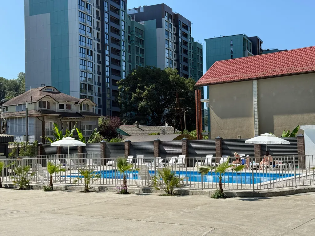 Апартаменты с бассейном недалеко от моря