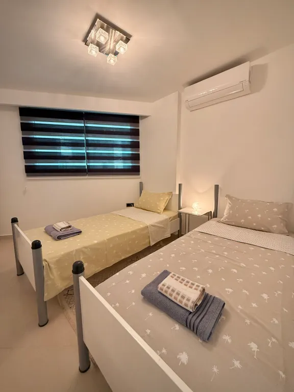 2BD Flat 50m to the Beach