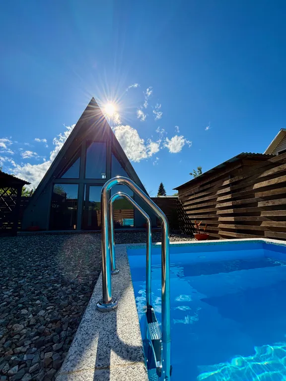 Отдельный домик а-фрейм с бассейном и видом на горы