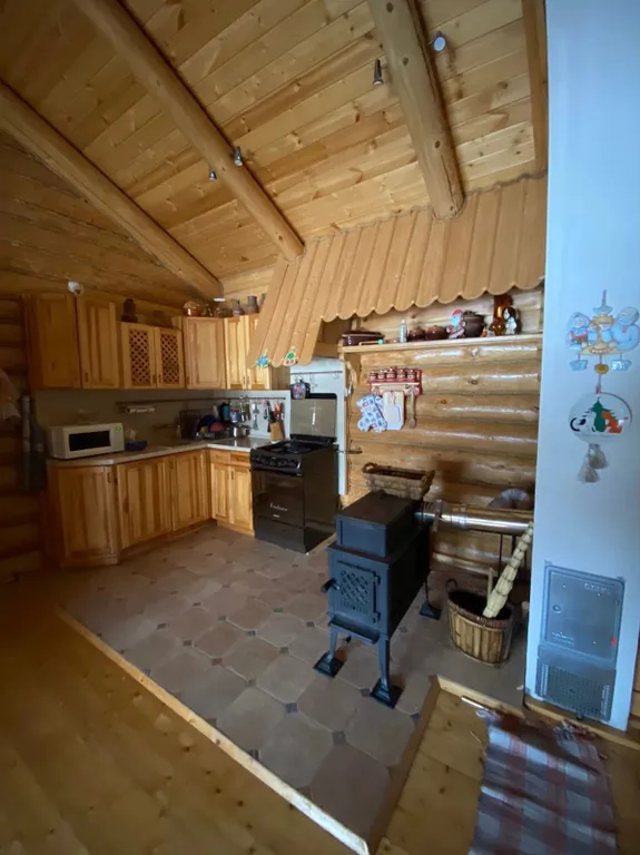 Бревенчатый дом с конюшней на озере