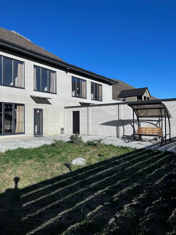 Красивый дом с видом на горы и реку