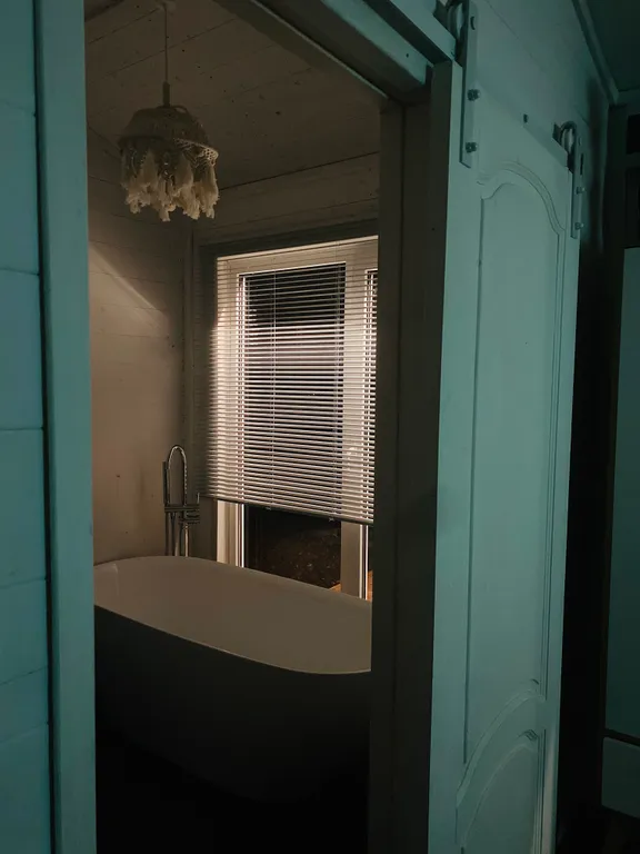 Амбаркаса iva - дом с ванной у окна