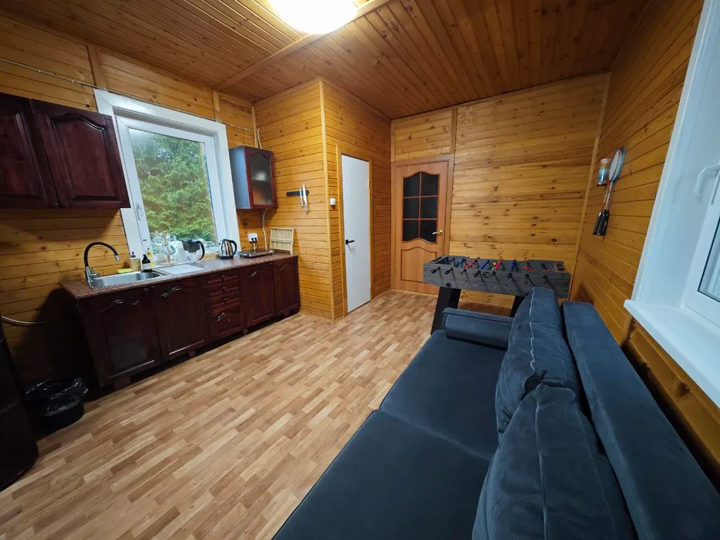 Домик на берегу озера