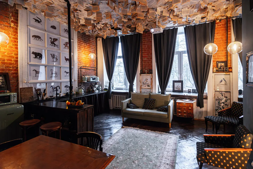 Квартира Арт-квартира с потолком из книг — Москва