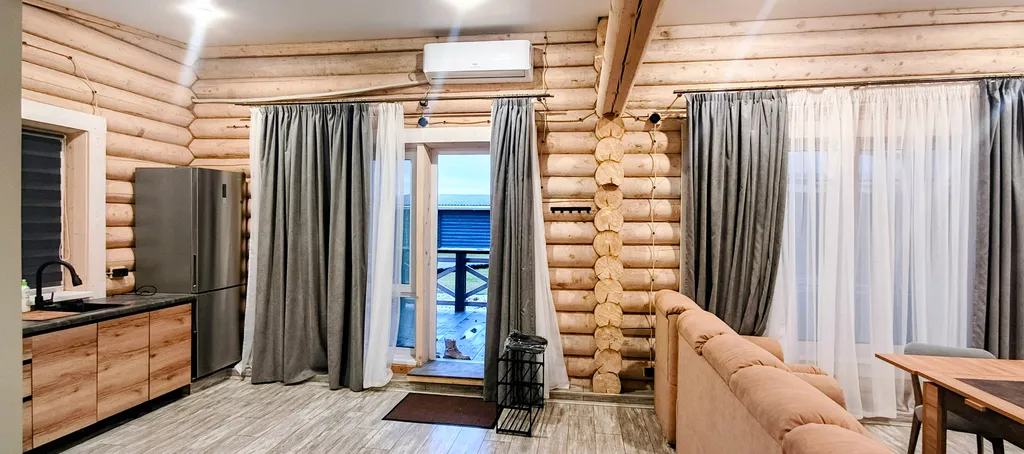 Срубовый дом на берегу Волги